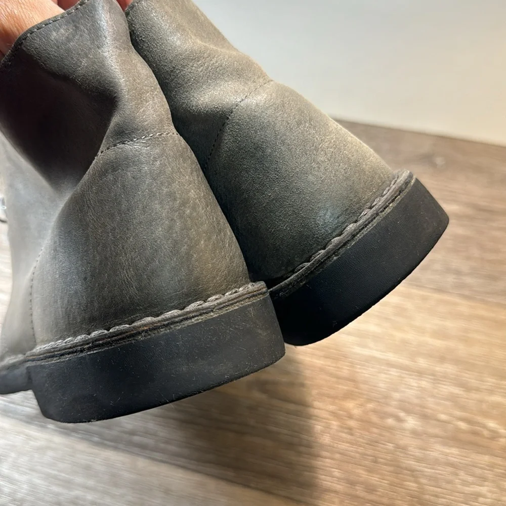 Clarks gray leather chukka boots men’s siz 9 (d133)